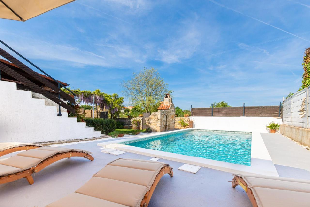 Apartment Adriana On Peaceful Location With Pool 普拉 外观 照片