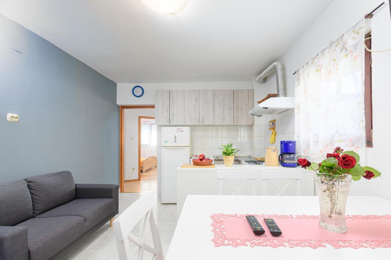 Apartment Adriana On Peaceful Location With Pool 普拉 外观 照片