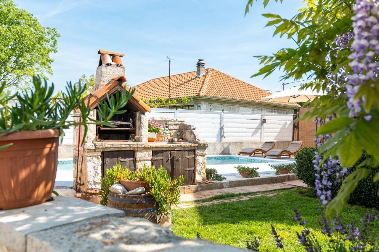 Apartment Adriana On Peaceful Location With Pool 普拉 外观 照片